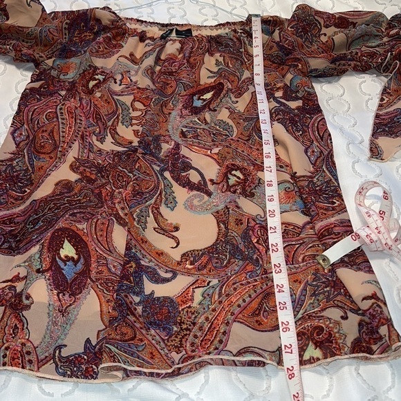 WOMAN’S New Direction medium paisley top with a ruffle sleeve - Picture 5 of 5